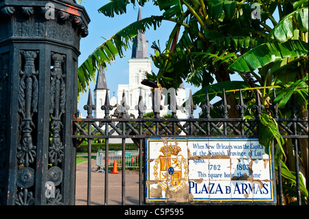 Tegola spiovente segno attaccato al ferro battuto recinzione che Jackson Square. Quartiere Francese, New Orleans. Foto Stock