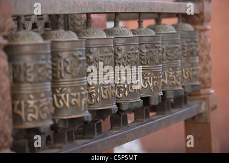 Buddista tibetano ruote della preghiera al tempio di Swayambhunath o tempio delle scimmie, Kathmandu, Nepal, Asia Foto Stock