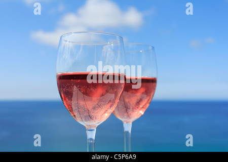 Bicchieri di vino rosato dall'oceano Foto Stock