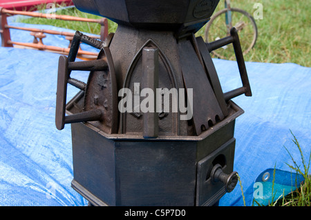 Fiera antiquaria. Vecchio ferro da stiro. Foto Stock