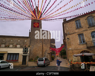 Belves città. Dordogne Francia. Vivace cittadina medievale. Decorazioni in streaming su piazza del mercato. Foto Stock