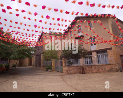 Belves città. Dordogne Francia. Vivace cittadina medievale. Decorazioni in tutto il mondo per celebrare una festa Foto Stock