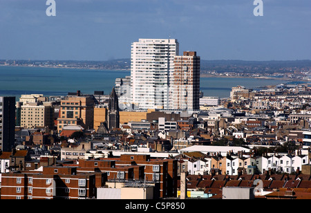 Vista del Sussex Heights appartamento blocco nel centro di Brighton presi da Whitehawk Hill Road fotografia scattata da Simon Dack Foto Stock