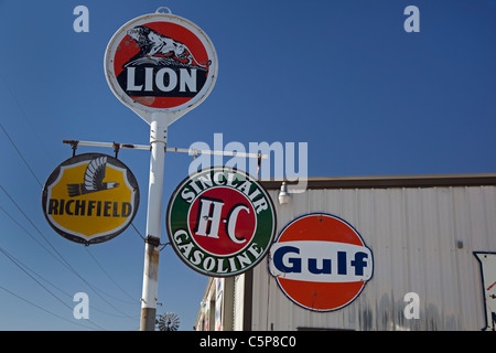 Antica Stazione di gas segni Foto Stock