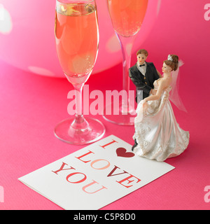 Figurine di nozze e carta Foto Stock