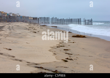 Stati Uniti-Messico recinzione di confine in Oceano Pacifico Foto Stock