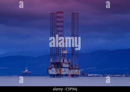 Tramonto sulla piattaforma petrolifera in Moray Firth, Scotland, Regno Unito Foto Stock