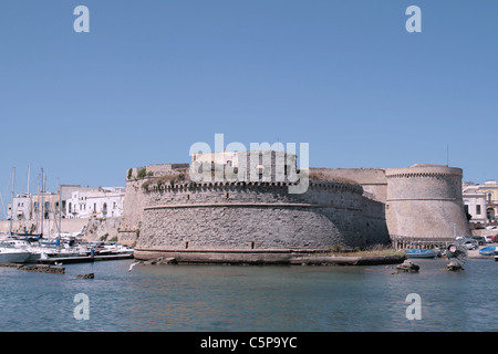 Vista del castello angioino di Gallipoli, Salento regione (Puglia), con alcune barche nel porto e la città vecchia in background Foto Stock