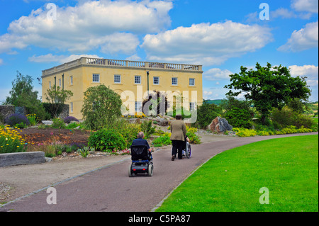 Due persone disabili presso il National Botanic Garden of Wales, Llanarthne, Carmarthenshire, UK. Foto Stock