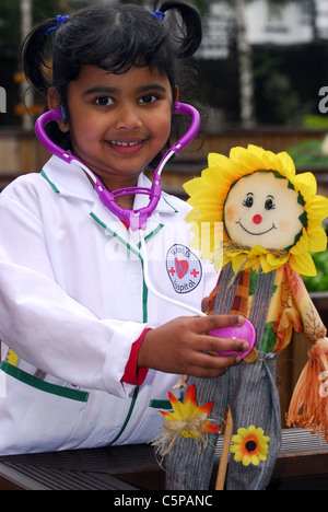 Ragazza YoungAsian che aspirano ad essere un medico quando essa cresce, Liverpool, Regno Unito. Foto Stock