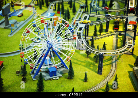 Modello in miniatura - un parco con una ruota panoramica Ferris e ferrovia Foto Stock