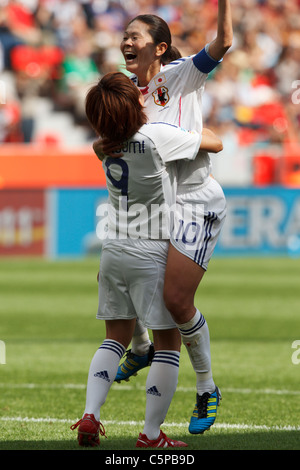 Giappone team capitano Homare Sawa (10) e il compagno di squadra Nahomi Kawasumi (9) celebrare dopo Sawa di obiettivo in una Coppa del Mondo di calcio v. Messico. Foto Stock