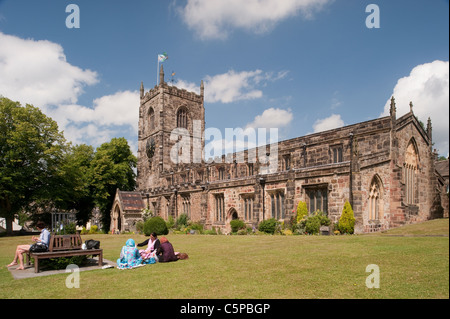 Holy Trinity Church, Skipton - amici e famiglia seduti, rilassarsi sul soleggiato giardino panoramico di un cortile sotto il cielo blu (North Yorkshire, Inghilterra, UK) Foto Stock