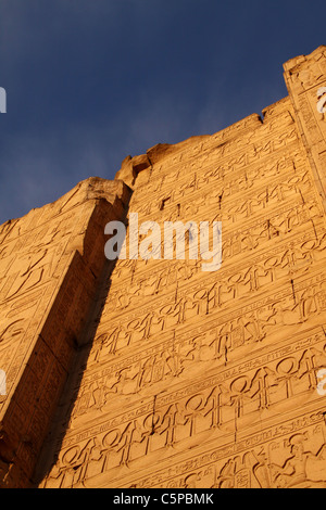 Kom Ombo tempio -sud dell'Egitto -- dalla parete del pilone Foto Stock