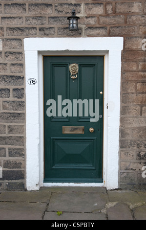 Esterno del cottage (primo piano di verde dipinto porta anteriore, architrave bianco, bussare ottone, numero di casa, lanterna, pavimentazione in pietra) - Otley, Yorkshire, Inghilterra Foto Stock