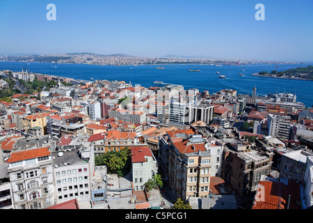 Turchia - Istanbul - Vista dalla cima della Torre di Galata attraverso il Bosforo verso l'Asia Foto Stock