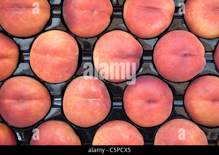 Pesche 'Sweet Luisa Rossi' agricoltore il mercato, Foto Stock