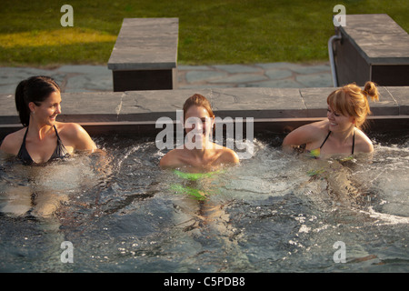 Tre giovani donne rilassante in una spa. Foto Stock
