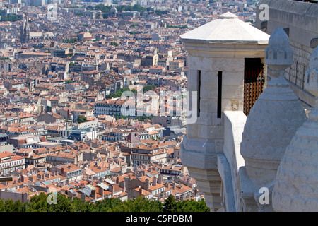 Marsiglia Francia Basilica di Notre Dame de la Garde chiesa. Torre a piedi con la città sottostante. Foto Stock