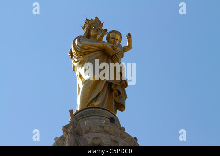 Marsiglia Francia Basilica di Notre Dame de la Garde chiesa. Vergine Madre oro con Cristo bambino sulla sommità della guglia. Foto Stock