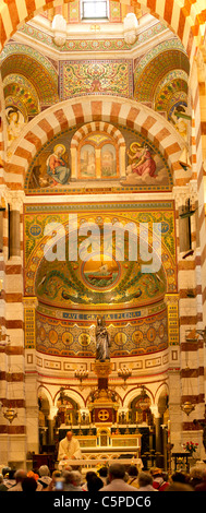 Marsiglia Francia Basilica di Notre Dame de la Garde servizio in chiesa con il sacerdote cattolico la benedizione del sacramento e pregando. Pano Foto Stock