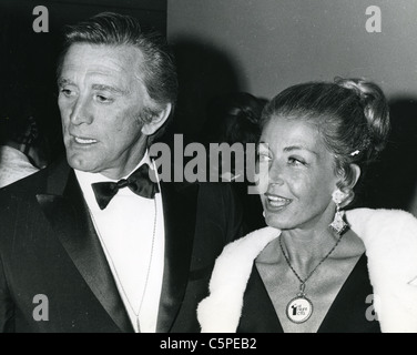 KIRK DOUGLAS con la seconda moglie Anne Budyens circa 1957 Foto Stock