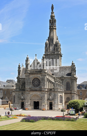 La basilica a Sainte-Anne d'Auray, un luogo di pellegrinaggio religioso all'interno di Brittany, Francia Foto Stock