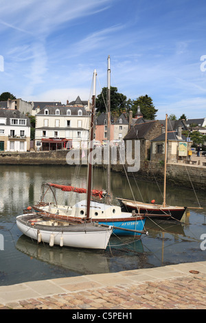 Barche a vela nel porto di St Goustan, vicino a Auray, Brittany, Francia Foto Stock