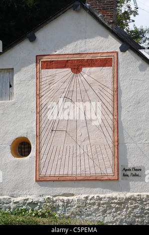 Un sun dial dipinta sul lato di una casa vicino a Jumièges in Normandia, Francia Foto Stock