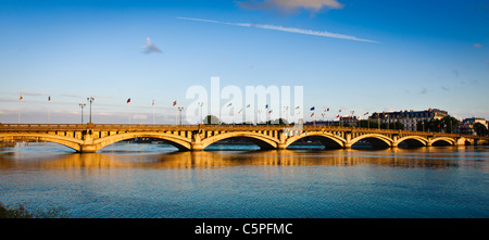 Ponte sul fiume Adour a Bayonne, Aquitaine, Francia Foto Stock