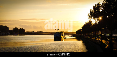 Serata sul fiume Adour a Bayonne, Aquitaine, Francia Foto Stock