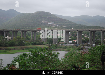 Una molto alta valle bridge Foto Stock