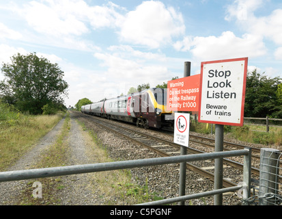 1 HST treno ad alta velocità di attraversamento pedonale Foto Stock