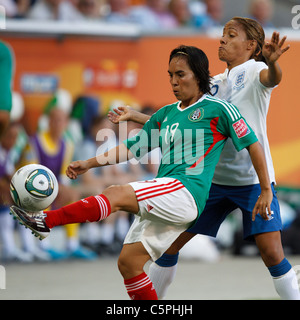 WOLFSBURG, GERMANIA - GIUGNO 27: Alex Scott dell'Inghilterra (R) fa pressione su Monica Ocampo del Messico (L) durante una partita del gruppo B della Coppa del mondo femminile il 27 giugno 2011 all'Arena Im Allerpark di Wolfsburg, Germania. Solo per uso editoriale. Uso commerciale vietato. (Fotografia di Jonathan Paul Larsen / Diadem Images) Foto Stock