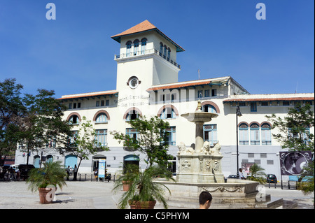 La fontana dei leoni in Plaza San Francisco di fronte alla casa doganale (Aduana) al terminale della Sierra Maestra, Havana, Cuba Foto Stock