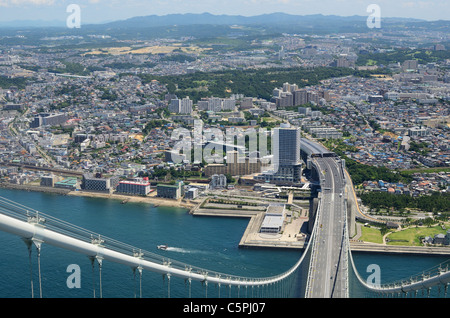 Akashi Kaikyo Bridge a Kobe, in Giappone, visto da quasi trecento metri. Foto Stock