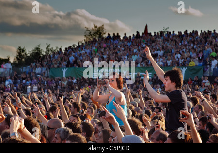 I fan della registrazione di un concerto su le loro macchine fotografiche e telefoni cellulari. Foto Stock