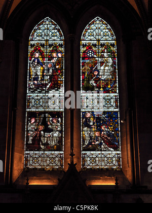 Salisbury Wiltshire, Inghilterra Cattedrale di Salisbury Vetrata Gesù Cristo dà la chiave per San Pietro Foto Stock
