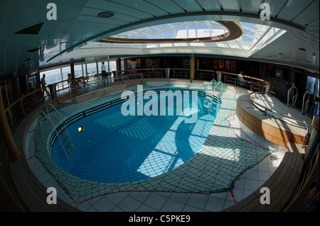 Area piscina su Brittany Ferries mv Pont Aven Foto Stock