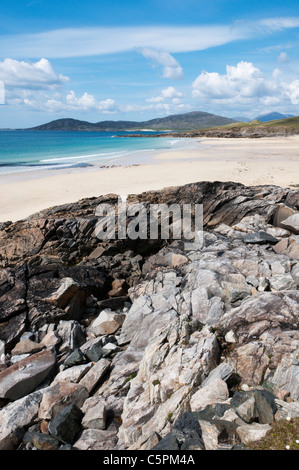 L'isola di Taransay si vede attraverso Traigh Iar sulla spiaggia di South Harris nelle Ebridi Esterne. Foto Stock