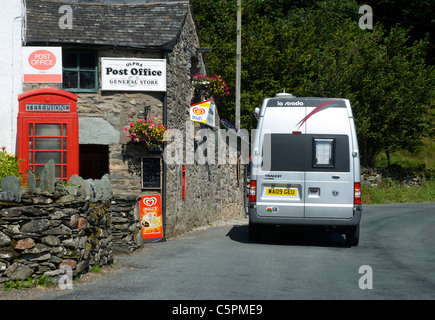 Van passando negozio del villaggio e Post Office,, Ulpha Duddon Valley, Parco Nazionale del Distretto dei Laghi, Cumbria, England Regno Unito Foto Stock