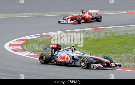 Lewis Hamilton (GBR), la McLaren Mercedes davanti a Fernando Alonso (ESP), Ferrari durante il tedesco di Formula One Grand Prix 2011 Foto Stock