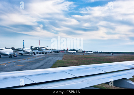 Getti schierate per il decollo su una pista di aeroporto internazionale John F. Kennedy - New York Foto Stock