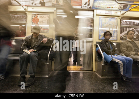 Pendolari a bordo di una New York metropolitana treno Foto Stock