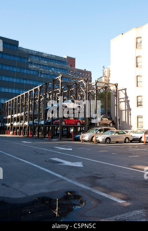 Impilati verticalmente le vetture in una New York parcheggio Foto Stock