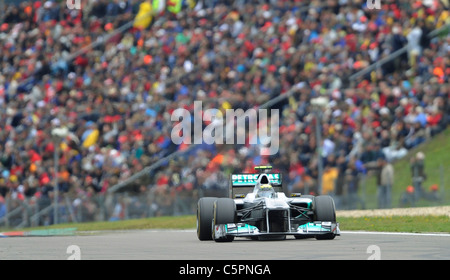 Nico Rosberg (GER), la Mercedes GP, di fronte alle folle a tedesco di Formula One Grand Prix sul circuito Nürburgring racetrack in Germania Foto Stock