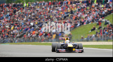 Sebastian Vettel (GER), Red Bull davanti la folla al tedesco di Formula One Grand Prix sul circuito Nürburgring racetrack in Germania Foto Stock