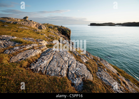 Affacciato sulla spiaggia di Oldshoremore ad alta marea, Sutherland, Highland, Scotland, Regno Unito Foto Stock