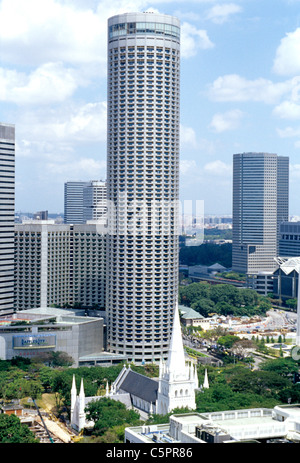 Edifici alti salire al di sopra di Raffles City a Singapore Foto Stock