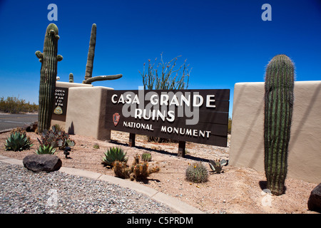 Parco nazionale di ingresso di servizio segno, Casa Grande Ruins National Monument, Coolidge, Arizona, Stati Uniti d'America Foto Stock